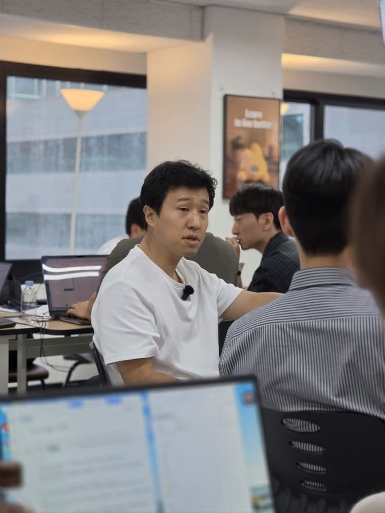 대표가 조 사이를 돕니다