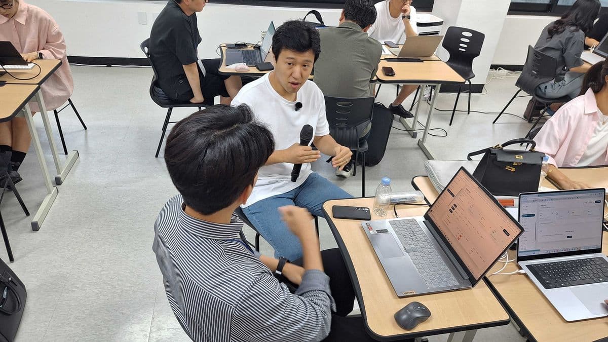 대표가 수강생 옆에 앉아 같이 봅니다