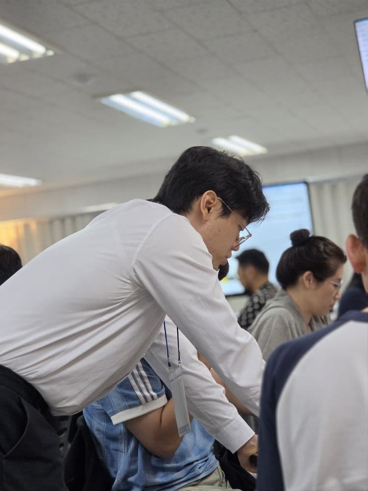 4주 PT 현장, 코치가 화면을 같이 봅니다