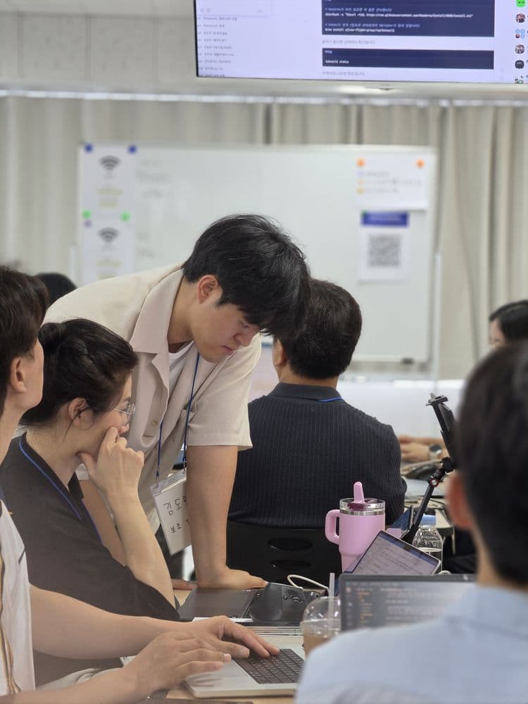 코치가 화면을 같이 봅니다