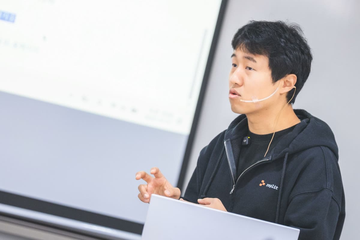 기업 강의 중인 윤자동