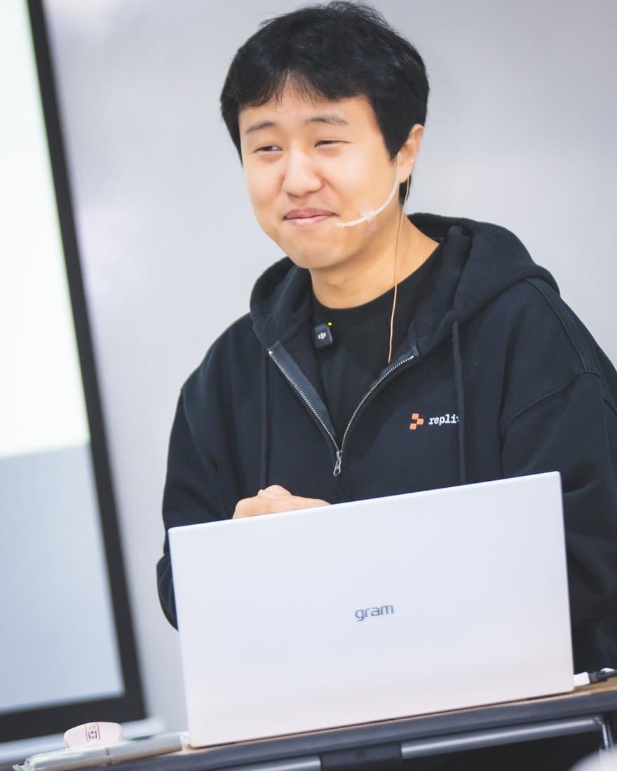윤자동 대표가 강의 중 노트북 앞에서 웃으며 이야기하는 모습